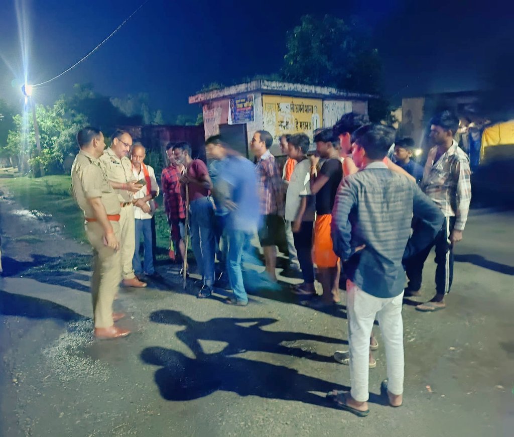 pilibhitpolice's tweet image. SP पीलीभीत के निर्देशन में थाना न्यूरिया पुलिस द्वारा थाना क्षेत्र में बैठक कर नागरिकों को ड्रोन संबंधी अफवाहों पर ध्यान न देने हेतु जागरूक किया गया। संदिग्ध सूचना/गतिविधि की जानकारी संबंधी थाने या #UP112 पर देने की अपील की। अफवाह फैलाने वालों पर कठोर कार्यवाही की जाएगी।