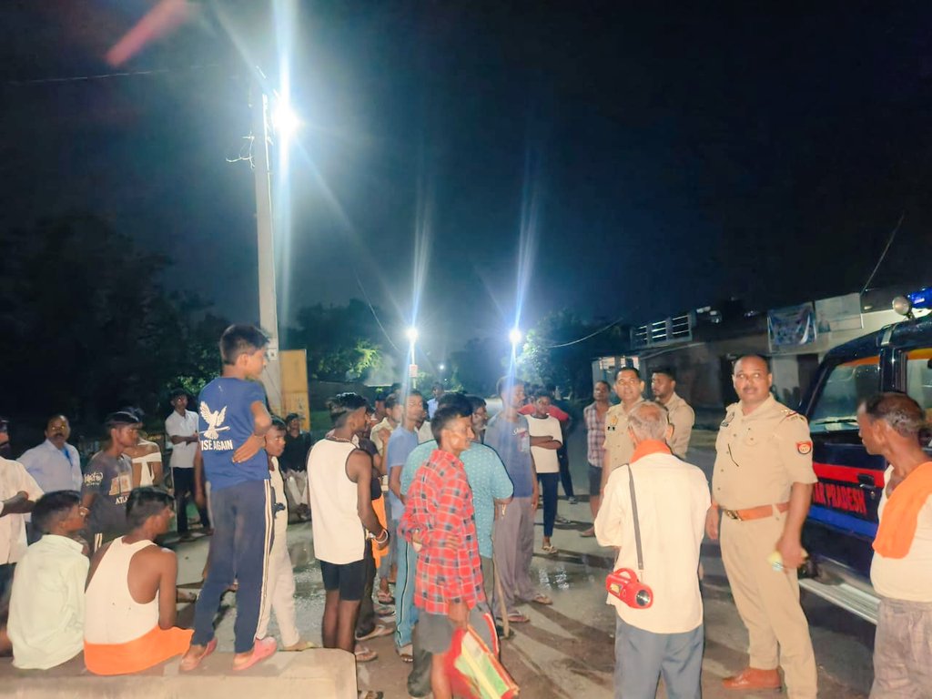 pilibhitpolice's tweet image. SP पीलीभीत के निर्देशन में थाना न्यूरिया पुलिस द्वारा थाना क्षेत्र में बैठक कर नागरिकों को ड्रोन संबंधी अफवाहों पर ध्यान न देने हेतु जागरूक किया गया। संदिग्ध सूचना/गतिविधि की जानकारी संबंधी थाने या #UP112 पर देने की अपील की। अफवाह फैलाने वालों पर कठोर कार्यवाही की जाएगी।