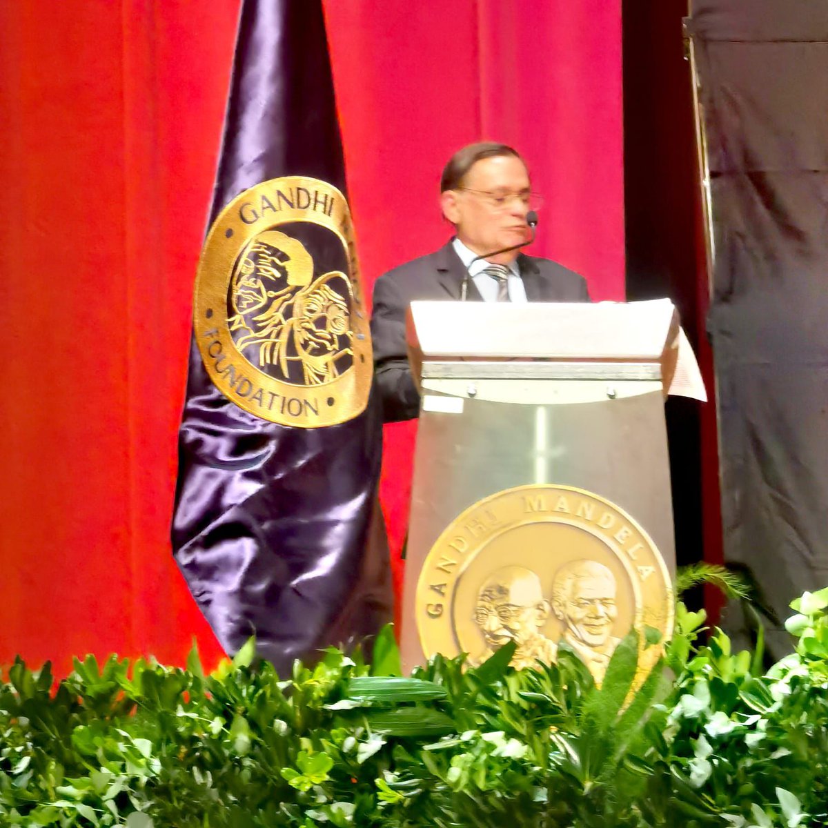 César Barros Leal, diretor do @IBDH, recebeu o Prêmio Nelson Mandela no Museu de Antropologia da Cidade do #México por sua trajetória em defesa dos #DireitosHumanos e da justiça.

O evento celebrou 1 ano da Gandhi Mandela Foundation no México.