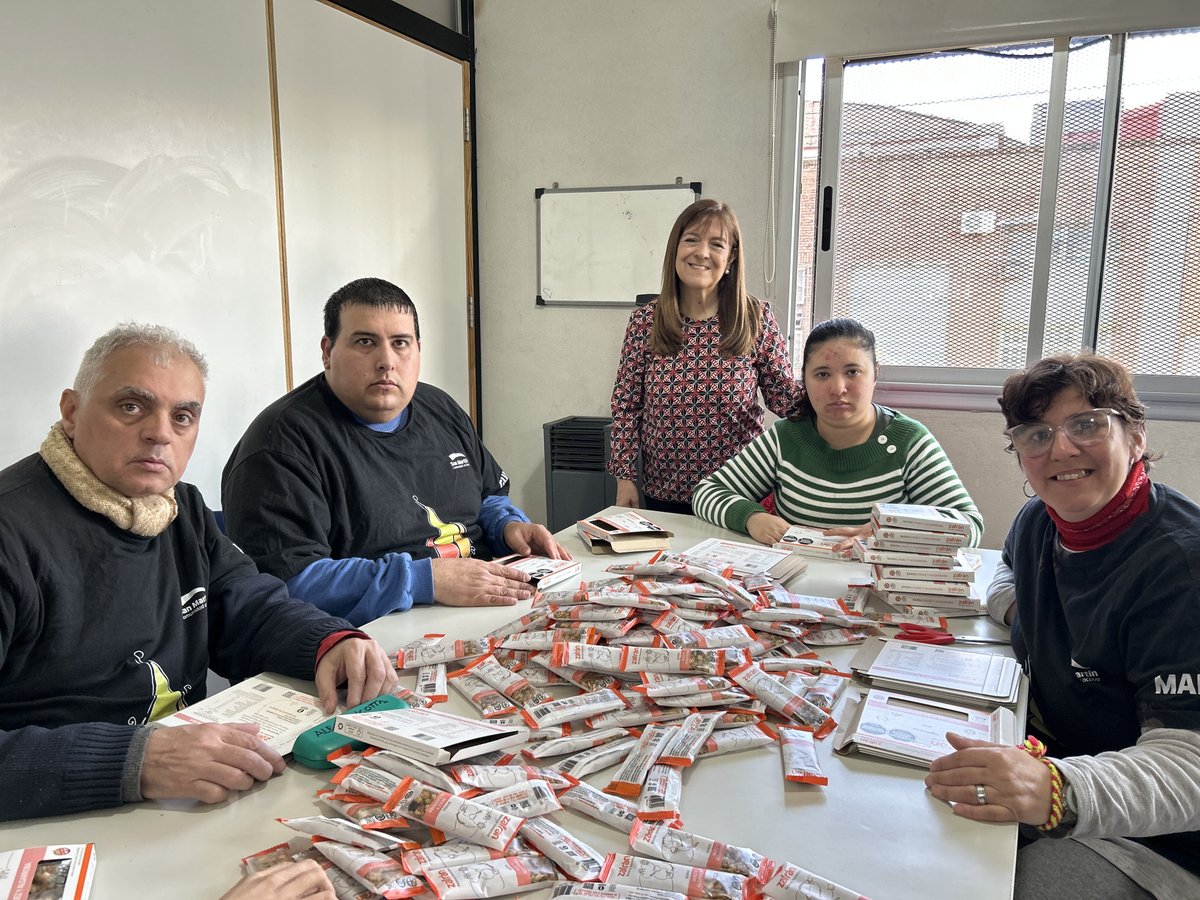 Ayer visité el Taller Protegido "Fueguitos", un espacio de trabajo conformado por personas con discapacidad.

Brindan su servicio de producción a las PyMEs de la ciudad que se suman a esta iniciativa para apoyar la inclusión social y laboral.