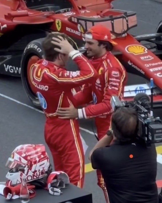 a mão do carlos encaixa perfeitamente na cintura do charles 😔