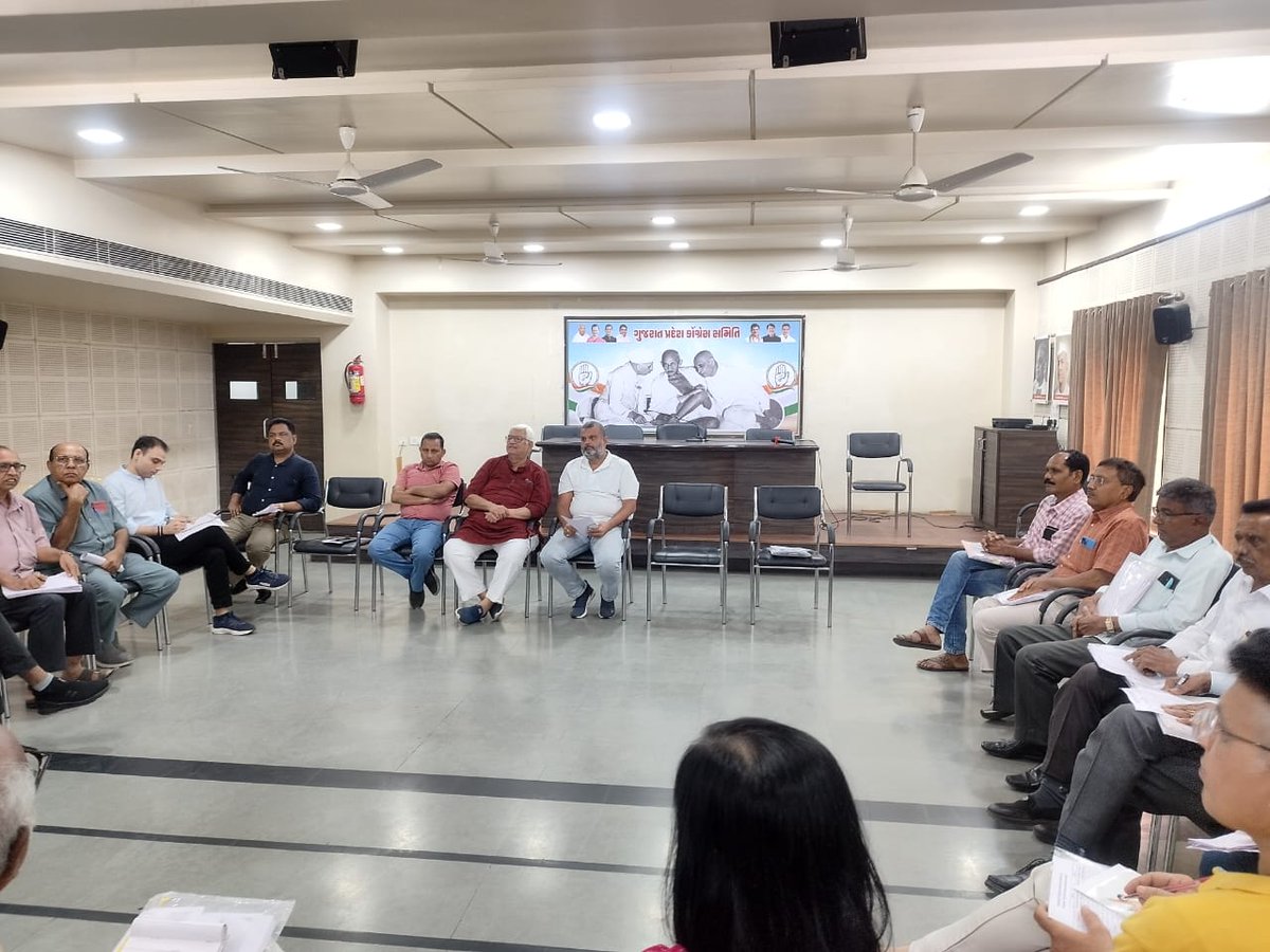 INCGujarat's tweet photo. કોંગ્રેસ પક્ષના સંગઠનને બુથ લેવલથી મજબૂત બનાવવા માટે સેક્ટર અને મંડલના કોઓર્ડિનેટર્સ અને વૉર રૂમ ના ઇન્ચાર્જ સાથે સમીક્ષા બેઠક. https://t.co/MLj6SpsvIL