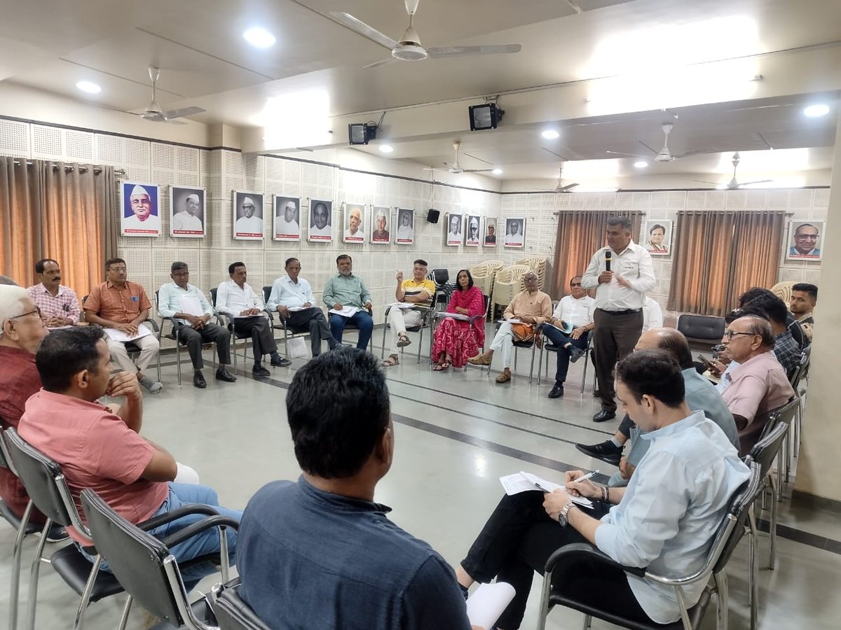 INCGujarat's tweet photo. કોંગ્રેસ પક્ષના સંગઠનને બુથ લેવલથી મજબૂત બનાવવા માટે સેક્ટર અને મંડલના કોઓર્ડિનેટર્સ અને વૉર રૂમ ના ઇન્ચાર્જ સાથે સમીક્ષા બેઠક. https://t.co/MLj6SpsvIL