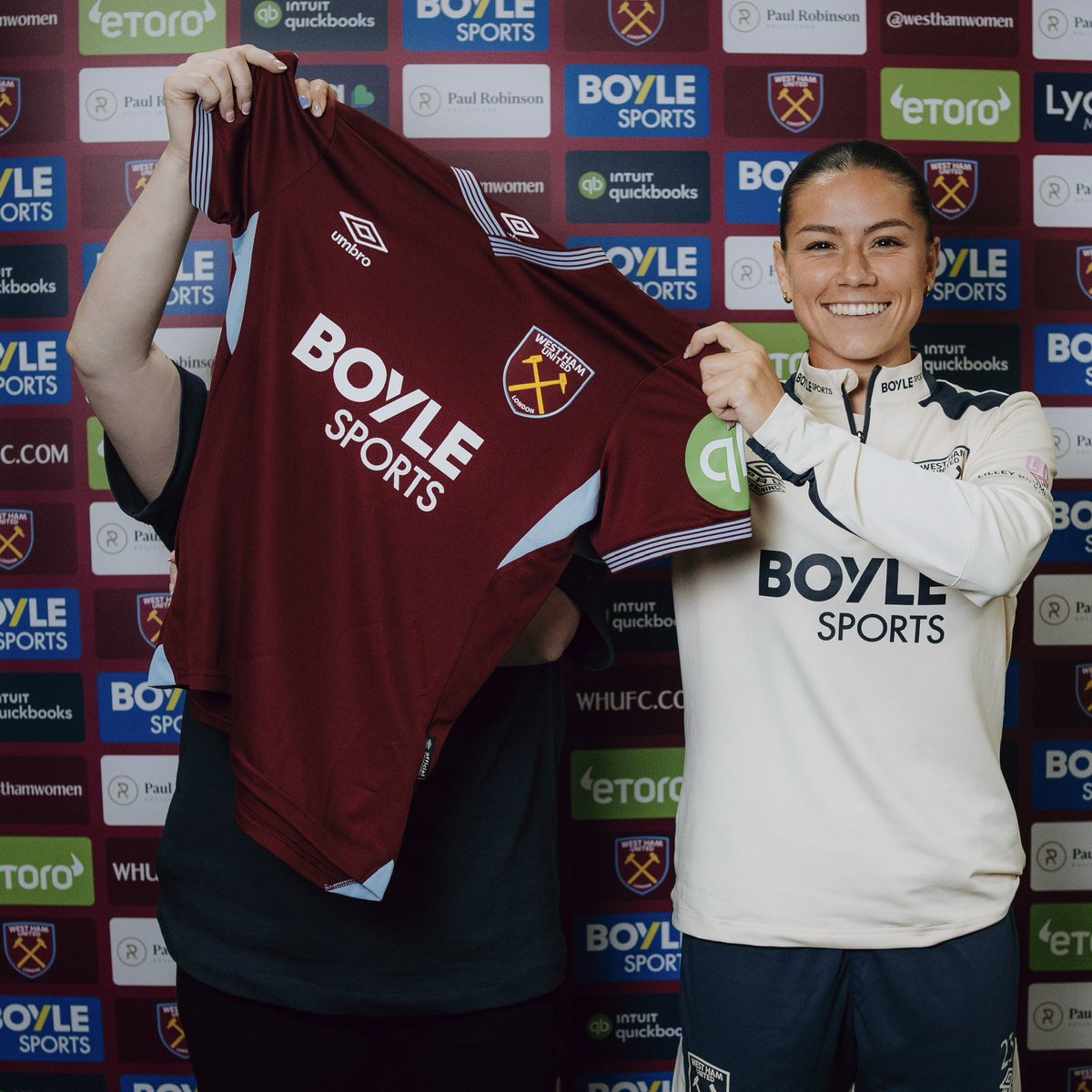 Freya Clothier (@freyaclothier) on Twitter photo IRONS โ๏ธ
Absolutely buzzing for <a href="/ffion_morgan1/">Ffion Morgan</a> who has signed with <a href="/westhamwomen/">West Ham United Women</a>! โ๏ธ
Excited to see her back in the <a href="/BarclaysWSL/">Barclays Women's Super League</a> where she belongs! โจ
Letโs gooo Ffion! ๐
๐ค <a href="/katecowleybrew/">Kate Cowley</a> IRONS โ๏ธ
Absolutely buzzing for <a href="/ffion_morgan1/">Ffion Morgan</a> who has signed with <a href="/westhamwomen/">West Ham United Women</a>! โ๏ธ
Excited to see her back in the <a href="/BarclaysWSL/">Barclays Women's Super League</a> where she belongs! โจ
Letโs gooo Ffion! ๐
๐ค <a href="/katecowleybrew/">Kate Cowley</a>