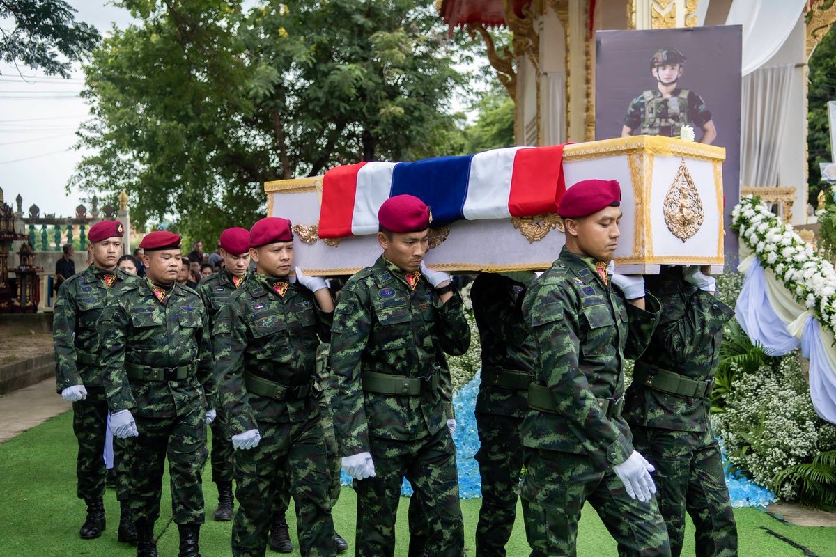 armypr_news's tweet photo. 🙏🏻พระบาทสมเด็จพระเจ้าอยู่หัว ทรงพระกรุณาโปรดเกล้าฯ พระราชทานพระบรมราชานุเคราะห์ในการพระราชทานเพลิงศพ 💂‍♂️สิบเอก จิรายุ สิงห์อ้น ทหารกล้าซึ่งเสียชีวิตจากเหตุการณ์ปะทะกันระหว่าง ไทย - กัมพูชา🙏🏻🎖️🇹🇭✨🤍

  วันนี้(30 ก.ค.68) เวลา 16.00 น. พลเอก ณัฐวุฒิ นาคะนคร รองผู้บัญชาการทหารบก เป็นประธานในพิธีพระราชทานเพลิงศพ 💂‍♂️สิบเอก จิรายุ สิงห์อ้น 📍สังกัด กองร้อยลาดตระเวณระยะไกลที่ 6 กองพลทหารราบที่ 6  ซึ่งเสียชีวิตจากเหตุการณ์ปะทะบริเวณชายแดนไทย–กัมพูชา ขณะปฏิบัติหน้าที่ โดยมี พลตรี ณัฏฐ์ ศรีอินทร์ รองแม่ทัพภาคที่ 2 พลตรี วิชิต มักการุณ ผู้บัญชาการมณฑลทหารบกที่ 27 พร้อมด้วยคณะผู้บังคับบัญชา กำลังพล  สังกัด #มณฑลทหารบกที่27 และ #กองพลทหารราบที่6 สมาคมแม่บ้านทหารบก สาขา กองทัพภาคที่ 2 หัวหน้าส่วนราชการ ข้าราชการ ตลอดจนครอบครัว และพี่น้องประชาชนในพื้นที่เข้าร่วมพิธี เพื่อแสดงความไว้อาลัยเป็นจำนวนมาก  ณ วัดตลาดราชมงคล ม. 4 ต.หัว อ.จตุรพักรพิมาน จ.ร้อยเอ็ด 
   โดย รองผู้บัญชาการทหารบกได้มอบธงไตรรงค์ ให้กับครอบครัว เพื่อเป็นเกียรติแก่วงศ์ตระกูลและแสดงถึงความหาญกล้าในการปฏิบัติหน้าที่รักษาผืนแผ่นดินไทย  พร้อมทั้งมอบเงินบำรุงขวัญกองทัพบก  เงินฌาปณกิจสงเคราะห์กองทัพบก เงินช่วยเหลือพิเศษ 3 เท่า  และเงินช่วยเหลือพระราชทาน ตลอดจนกองทัพบกได้ดูแลสิทธิและเงินช่วยเหลือตามสิทธิของทางราชการและภาคส่วนต่างๆ พร้อมกับจะให้ความช่วยเหลือครอบครัวในด้านอื่นๆ ต่อไป
   ทั้งนี้ 🪖🎖️กองทัพบกขอสดุดี🙏🏻ในความกล้าหาญของ 💂‍♂️สิบเอก จิรายุ สิงห์อ้น ด้วยจิตวิญญาณของความเป็นทหารกล้าที่เสียสละ ยืนหยัดเพื่อปกป้องอธิปไตยของชาติไทย🇹🇭
#กองทัพบก #RTA
#สดุดีทหารกล้าทุกนาย