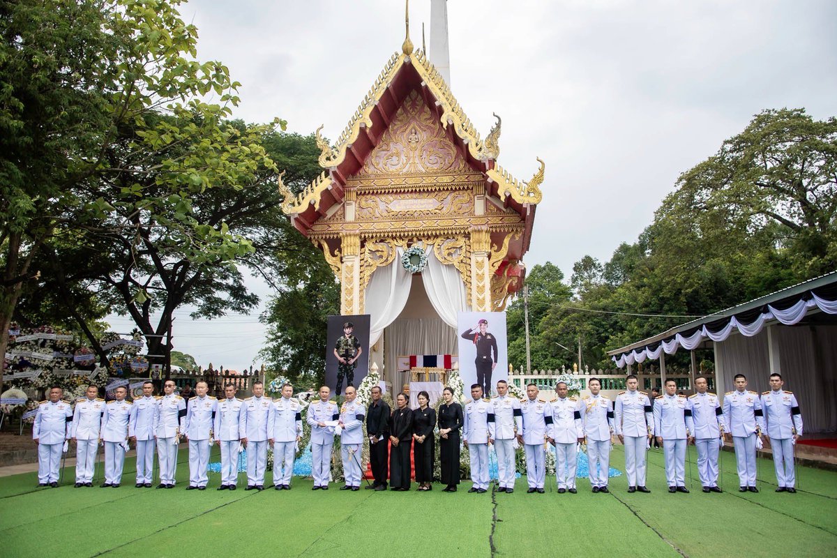 armypr_news's tweet photo. 🙏🏻พระบาทสมเด็จพระเจ้าอยู่หัว ทรงพระกรุณาโปรดเกล้าฯ พระราชทานพระบรมราชานุเคราะห์ในการพระราชทานเพลิงศพ 💂‍♂️สิบเอก จิรายุ สิงห์อ้น ทหารกล้าซึ่งเสียชีวิตจากเหตุการณ์ปะทะกันระหว่าง ไทย - กัมพูชา🙏🏻🎖️🇹🇭✨🤍

  วันนี้(30 ก.ค.68) เวลา 16.00 น. พลเอก ณัฐวุฒิ นาคะนคร รองผู้บัญชาการทหารบก เป็นประธานในพิธีพระราชทานเพลิงศพ 💂‍♂️สิบเอก จิรายุ สิงห์อ้น 📍สังกัด กองร้อยลาดตระเวณระยะไกลที่ 6 กองพลทหารราบที่ 6  ซึ่งเสียชีวิตจากเหตุการณ์ปะทะบริเวณชายแดนไทย–กัมพูชา ขณะปฏิบัติหน้าที่ โดยมี พลตรี ณัฏฐ์ ศรีอินทร์ รองแม่ทัพภาคที่ 2 พลตรี วิชิต มักการุณ ผู้บัญชาการมณฑลทหารบกที่ 27 พร้อมด้วยคณะผู้บังคับบัญชา กำลังพล  สังกัด #มณฑลทหารบกที่27 และ #กองพลทหารราบที่6 สมาคมแม่บ้านทหารบก สาขา กองทัพภาคที่ 2 หัวหน้าส่วนราชการ ข้าราชการ ตลอดจนครอบครัว และพี่น้องประชาชนในพื้นที่เข้าร่วมพิธี เพื่อแสดงความไว้อาลัยเป็นจำนวนมาก  ณ วัดตลาดราชมงคล ม. 4 ต.หัว อ.จตุรพักรพิมาน จ.ร้อยเอ็ด 
   โดย รองผู้บัญชาการทหารบกได้มอบธงไตรรงค์ ให้กับครอบครัว เพื่อเป็นเกียรติแก่วงศ์ตระกูลและแสดงถึงความหาญกล้าในการปฏิบัติหน้าที่รักษาผืนแผ่นดินไทย  พร้อมทั้งมอบเงินบำรุงขวัญกองทัพบก  เงินฌาปณกิจสงเคราะห์กองทัพบก เงินช่วยเหลือพิเศษ 3 เท่า  และเงินช่วยเหลือพระราชทาน ตลอดจนกองทัพบกได้ดูแลสิทธิและเงินช่วยเหลือตามสิทธิของทางราชการและภาคส่วนต่างๆ พร้อมกับจะให้ความช่วยเหลือครอบครัวในด้านอื่นๆ ต่อไป
   ทั้งนี้ 🪖🎖️กองทัพบกขอสดุดี🙏🏻ในความกล้าหาญของ 💂‍♂️สิบเอก จิรายุ สิงห์อ้น ด้วยจิตวิญญาณของความเป็นทหารกล้าที่เสียสละ ยืนหยัดเพื่อปกป้องอธิปไตยของชาติไทย🇹🇭
#กองทัพบก #RTA
#สดุดีทหารกล้าทุกนาย