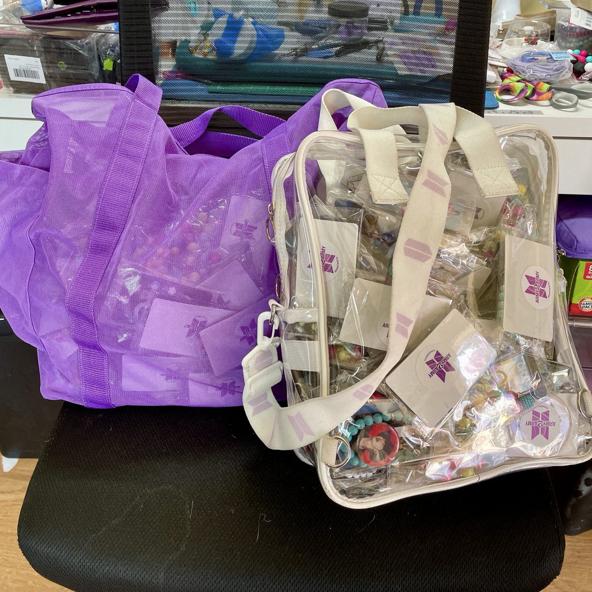 Mariwil74's tweet photo. If you’re going to Newark tonight or tomorrow, look for the old lady with the short hair, long purple tee and purple Chucks carrying a big purple bag because I’ve got freebies for ya. And please don’t hesitate to take one if you don’t have any of your own. Freebies are FREE.💜 https://t.co/dHQgEnaoBu
