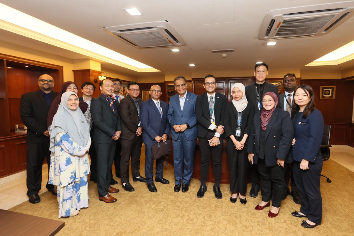 DrDzul's tweet photo. Salam 🇲🇾 MADANI 🌹

It was a pleasure for my ministry to receive a delegation of talented researchers from Monash University Malaysia yesterday, led by Prof. Dato' Dr. Ir. Faisal Rafiq Adikan (Vice-President (R&D) & team Brig Gen Prof Dr Arshil et al.

Collaborations to take Precision Medicine from concept to impact! 

Game-changing research on multi-omics to identify new biomarkers for (Cardiomyopathies) & brain cancer (glioblastoma):
📍 Early diagnosis
📍 Prognositication
📍 Personalized treament

Synergism with Digital Health "1 person 1 record" to:
✅ Improve health outcomes
✅ Strengthen equity
✅ Focus on prevention and early detection for sustainability

This is the the future we must build, together. 🇲🇾❤️