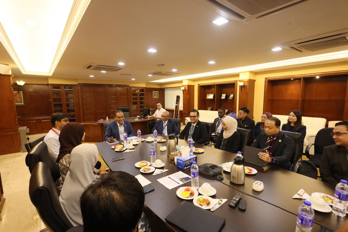 DrDzul's tweet photo. Salam 🇲🇾 MADANI 🌹

It was a pleasure for my ministry to receive a delegation of talented researchers from Monash University Malaysia yesterday, led by Prof. Dato' Dr. Ir. Faisal Rafiq Adikan (Vice-President (R&D) & team Brig Gen Prof Dr Arshil et al.

Collaborations to take Precision Medicine from concept to impact! 

Game-changing research on multi-omics to identify new biomarkers for (Cardiomyopathies) & brain cancer (glioblastoma):
📍 Early diagnosis
📍 Prognositication
📍 Personalized treament

Synergism with Digital Health "1 person 1 record" to:
✅ Improve health outcomes
✅ Strengthen equity
✅ Focus on prevention and early detection for sustainability

This is the the future we must build, together. 🇲🇾❤️