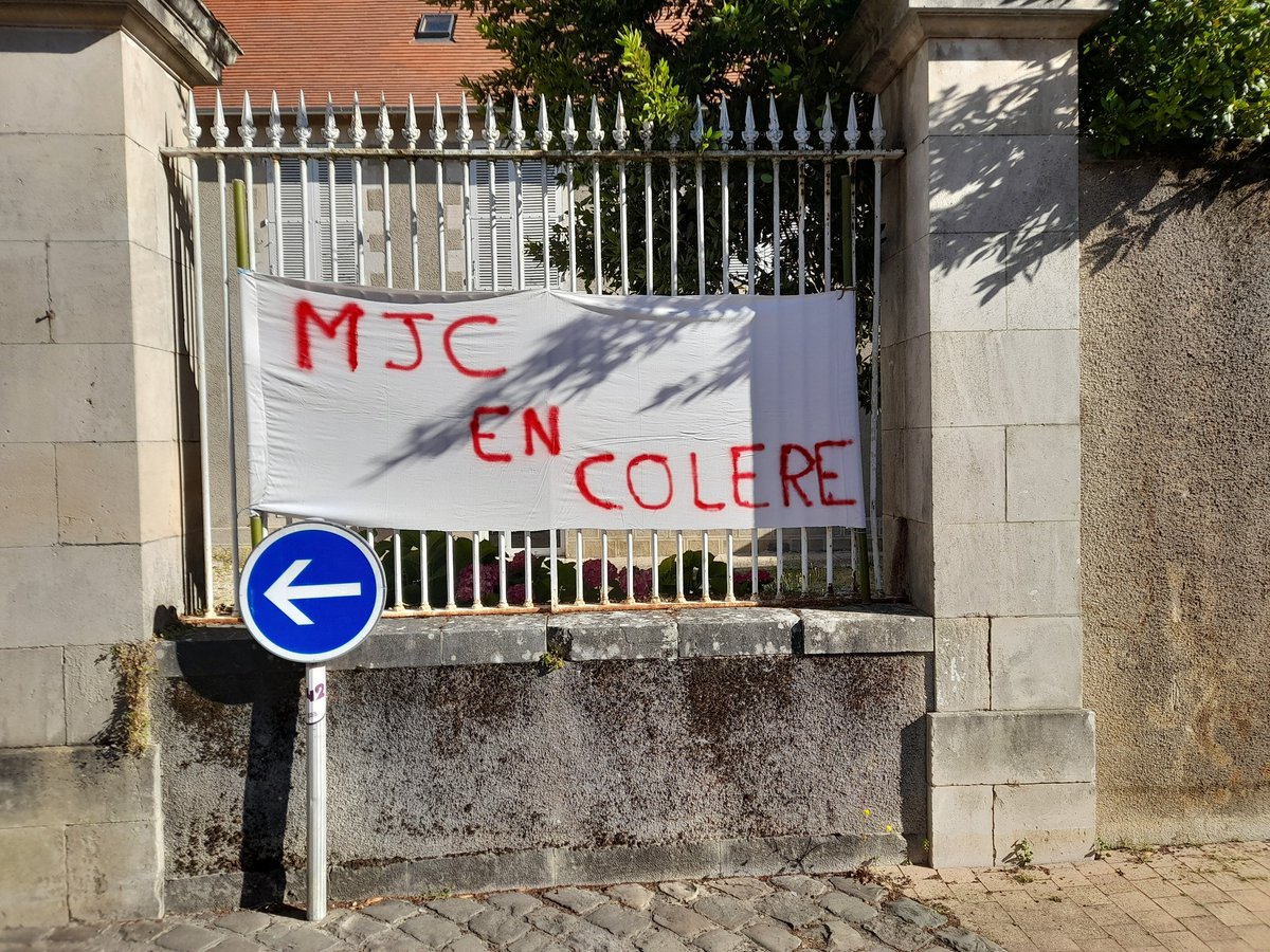 Francois_Ruffin's tweet image. Madame @datirachida (tant que vous êtes encore ministre), voici une demande venue de la France des petites villes, pas des beaux quartiers, pas des dîners entre influenceurs : de Montmorillon. Là où une MJC est en train d’être sacrifiée.

➡️francoisruffin.fr/question-a-rac…