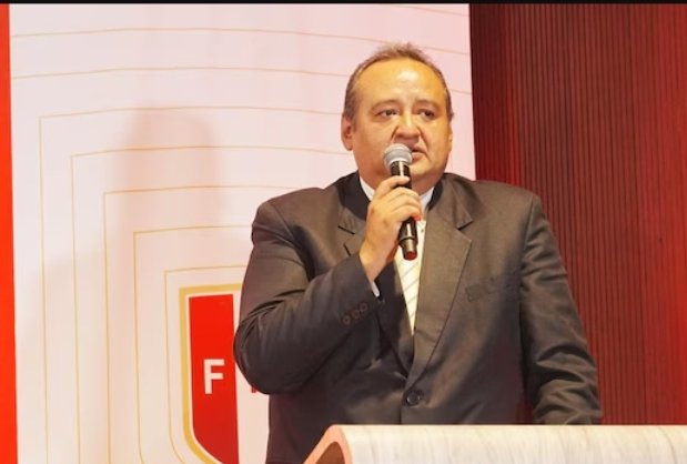 Este señor es Fernando Corcino, su equipo Alianza Univers. no tiene ni un año en primera y preside la Liga. Habla de derechos TV cuando nunca experimentó ello. Ah, pero es amiguito de Lozano, osea títere. El hará y dirá lo que Tin le diga por que no sabe ni que pelea descenso.