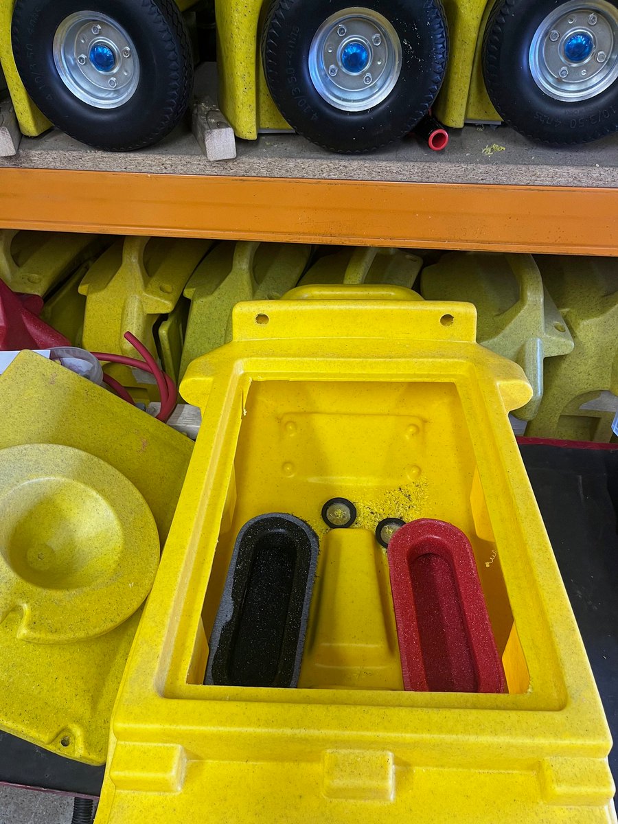 quickstartuk1's tweet image. Just wrapped up assembling the J12 Jump Start with built-in compressor — start to finish, all in a day's work! 💪🔧 Check out the behind-the-scenes photos of the process. #J12 #JumpStart #BuiltNotBought #WorkshopDiaries