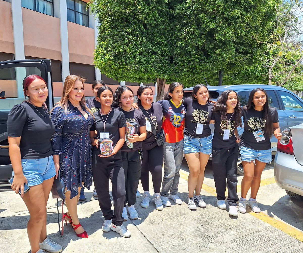 ¡Qué gusto saludar al Club de Voleibol Guerreras Chilpancingo! 🏐
Les entregamos un apoyo a quienes, con orgullo, representaron a Guerrero en el Torneo Festival Nacional Infantil y Juvenil León 2025.
Seguimos impulsando el deporte para que más niñas y jóvenes cumplan sus sueños.