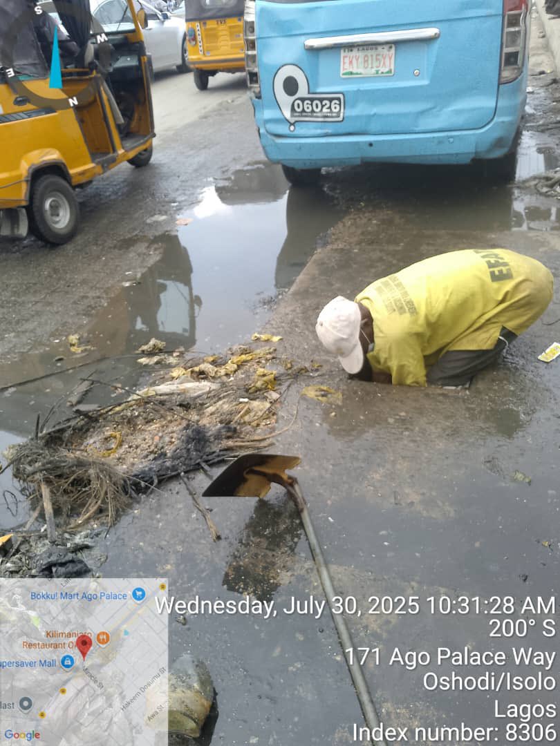 tokunbo_wahab's tweet image. Operatives of the Emergency Flood Abatement Gang (EFAG) from Lagos State Ministry of the Environment and Water Resources continued with the cleaning / desilting of Secondary Collector drain and evacuation of silts from manholes at Ago Palace Way, Okota, Isolo LCDA as part of