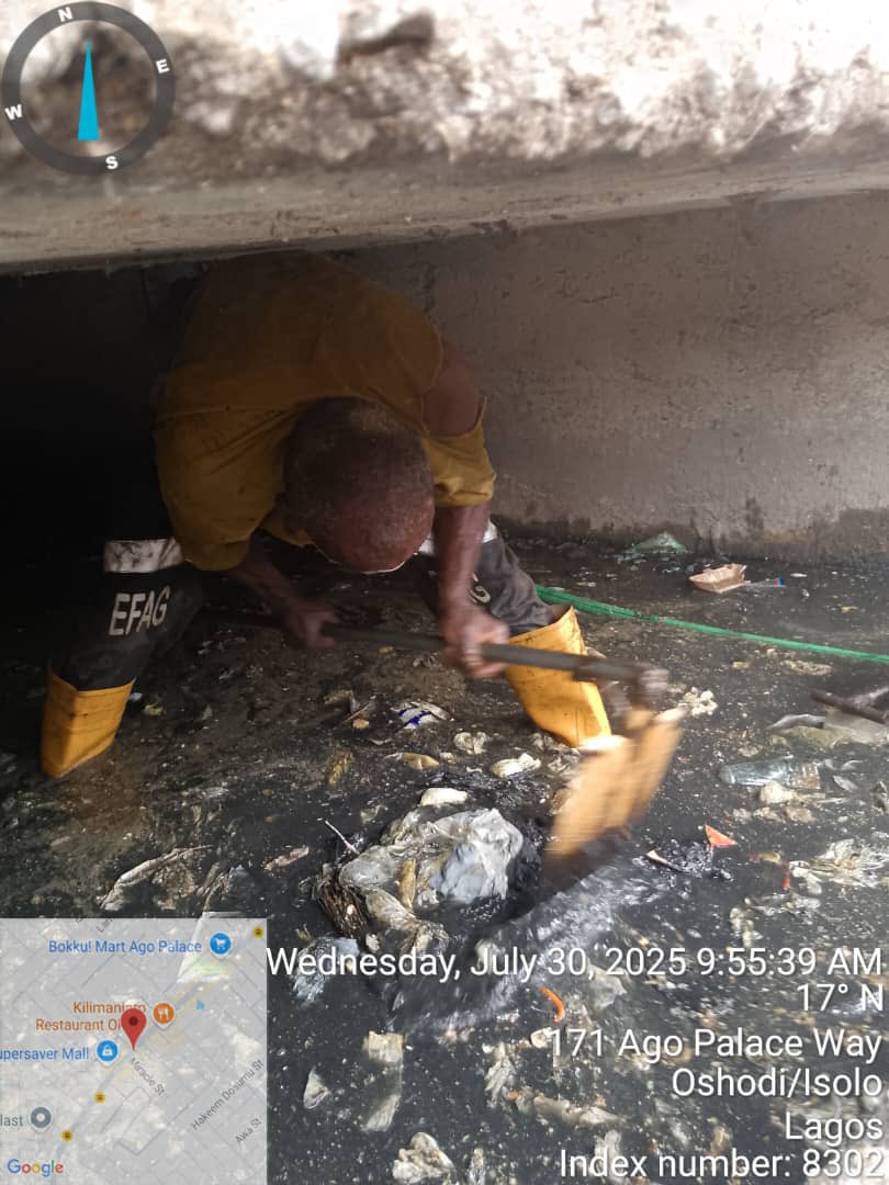 tokunbo_wahab's tweet image. Operatives of the Emergency Flood Abatement Gang (EFAG) from Lagos State Ministry of the Environment and Water Resources continued with the cleaning / desilting of Secondary Collector drain and evacuation of silts from manholes at Ago Palace Way, Okota, Isolo LCDA as part of