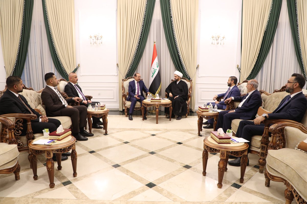 الشيخ الأمين يستقبلُ محافظَ بغداد: تأكيدٌ على دعمِ الصلاحيّات وتحسينِ الخدمات

استقبَلَ الأمين العام لحركةِ عصائبِ أهلِ الحق، سماحة الشيخِ قيس الخزعليّ، في مكتبِهِ، اليوم الأربعاء ، محافظَ بغداد الجديد، الأستاذ عطوان العطوانيَّ.
وقدَّمَ سماحتُهُ خلالَ اللقاءِ التهاني للأستاذ