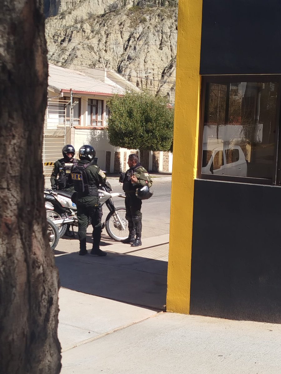 Nuevamente Daniel Terrazas está presente en Achumani con efectivos policiales.