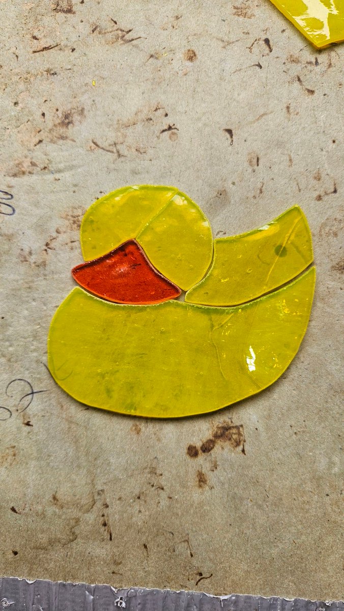 k8glassdesigns's tweet photo. WIP Wednesday, create your pattern, choose the glass, rough cut it, smooth on diamond bit and give it a bath before the next steps, see next post on Friday! #BearsAfloat #stainedglass #buyitoffaboat #electricboats #madeonaboat #RCTA #Ortomader https://t.co/2LvHnAw4hi
