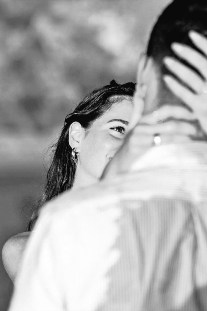 Kalbimin
Tek bir dil’i vardı
Ama bin olsaydı
Bin’i de
‘Sen’ derdi
Yine ve yeni’den
Tüm zaman 
Dilimlerinde..!!

🤍🦋🌼

#2Haziran2025 ✍🏻📂