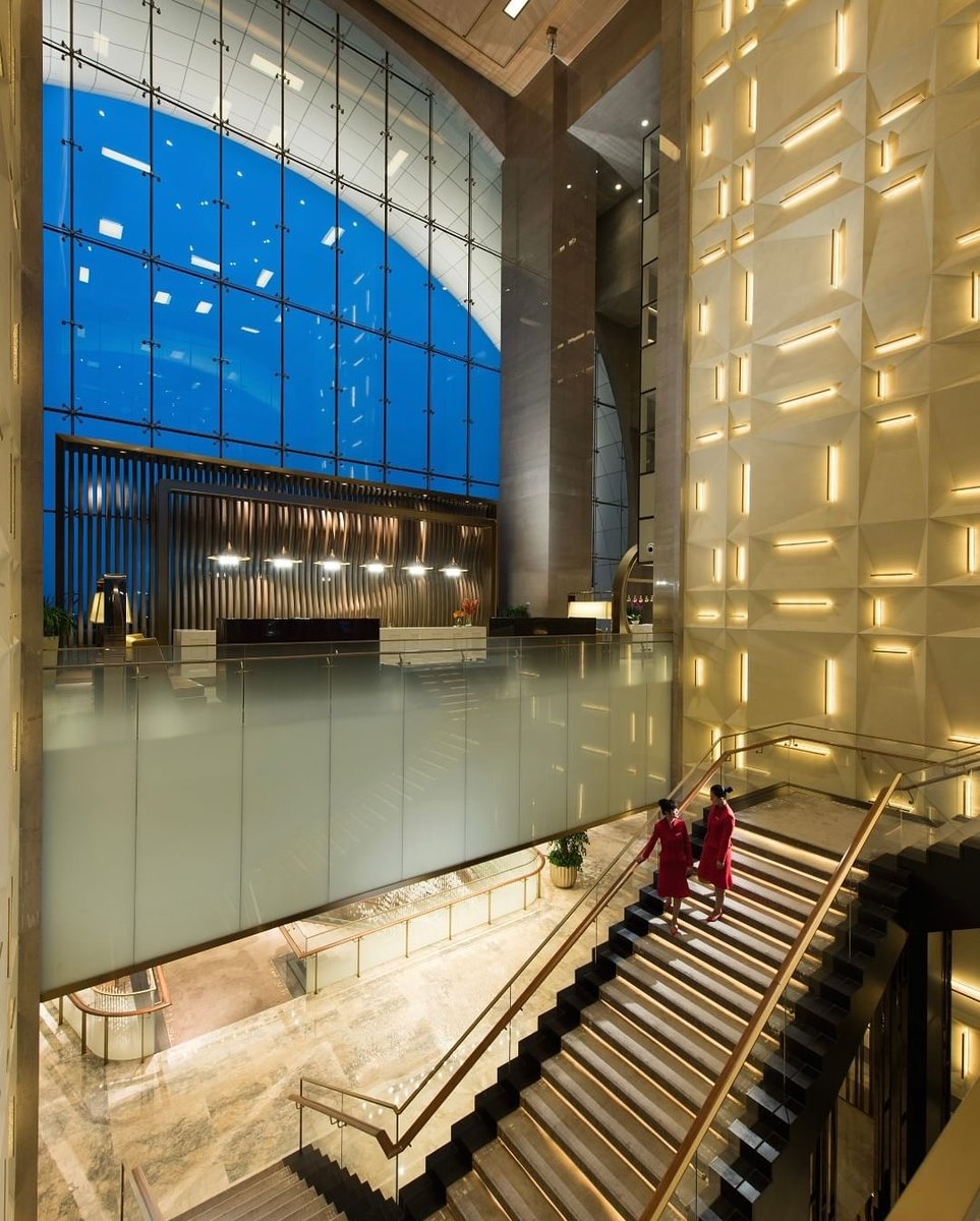 MBPrivateClient's tweet image. True to its name, the Sunrise Kempinski Hotel in Beijing is designed to mirror the rising sun, symbolising harmony. But did you know that when viewed from the side, its unique shape resembles a scallop? A symbol of ‘Fortune’ in Chinese culture.