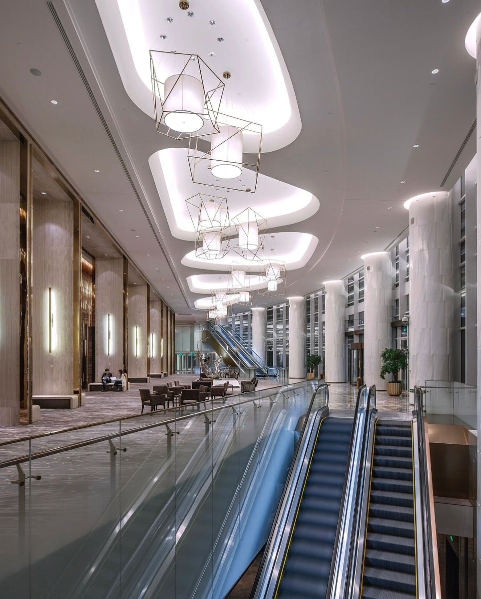 MBPrivateClient's tweet image. True to its name, the Sunrise Kempinski Hotel in Beijing is designed to mirror the rising sun, symbolising harmony. But did you know that when viewed from the side, its unique shape resembles a scallop? A symbol of ‘Fortune’ in Chinese culture.