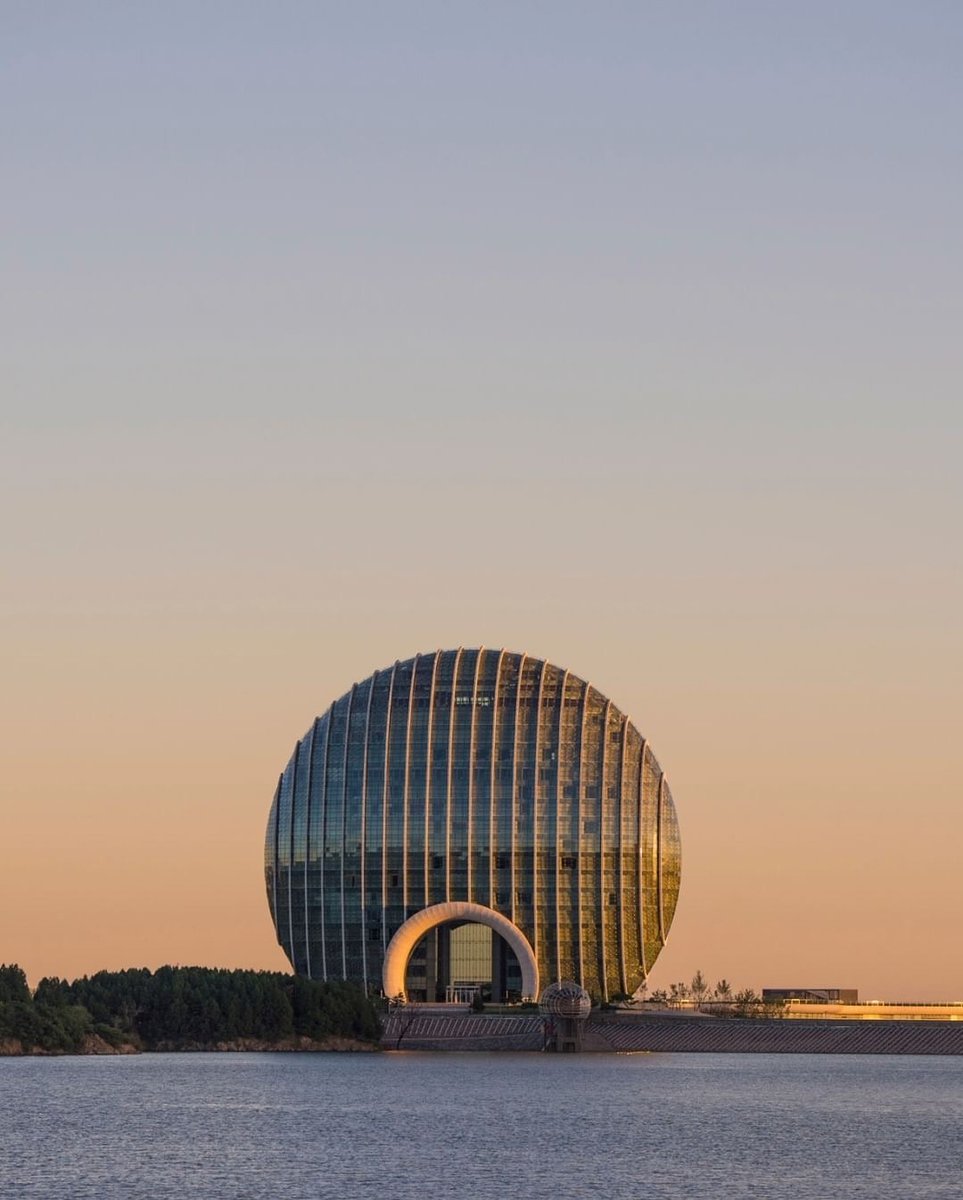 MBPrivateClient's tweet image. True to its name, the Sunrise Kempinski Hotel in Beijing is designed to mirror the rising sun, symbolising harmony. But did you know that when viewed from the side, its unique shape resembles a scallop? A symbol of ‘Fortune’ in Chinese culture.