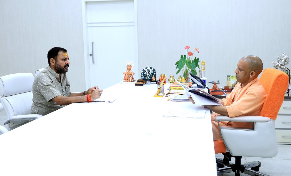 prakashbjp_'s tweet photo. उत्तर प्रदेश के यशस्वी माननीय मुख्यमंत्री श्री @myogiadityanath जी से आज लखनऊ 5 कालिदास मार्ग मुख्यमंत्री आवास में सौजन्य भेंट कर उनका अमूल्य मार्गदर्शन प्राप्त किया।

माननीय मुख्यमंत्री जी से जनपद बांदा के समग्र विकास, विभिन्न लोक���ल्याणकारी ��ोजनाओं एवं अन्य महत्वपूर्ण विषयों पर सार्थक चर्चा की।।