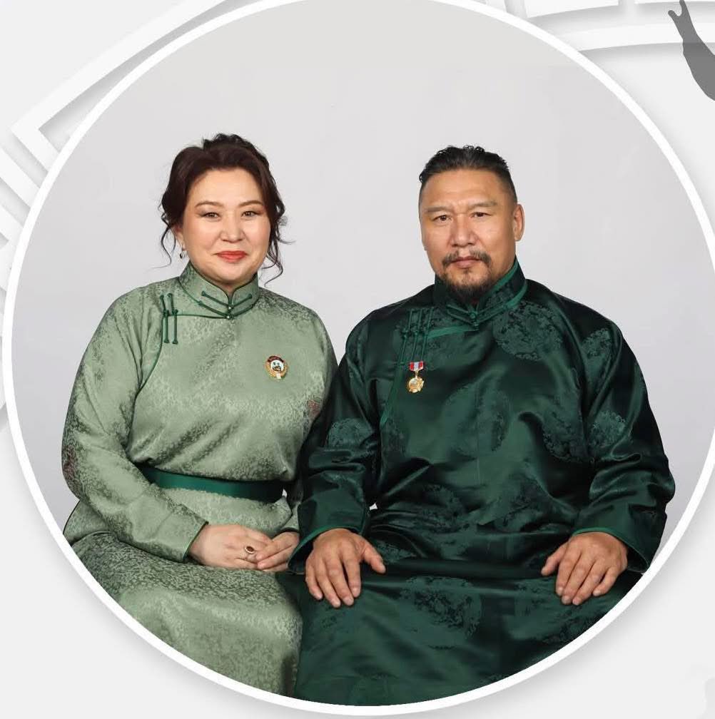 Увс аймгийн 100 жилийн ойн баяр наадмын түрүү бөхийг Лексус 600-гаар байлсан Г.Батсүх гэж хэн бэ?

Увс аймгийн Зүүнговь сумын харьяат эгэл бор амьдралаас өдий хүрсэн сайхан ах байдаг юм аа. Ганц хадааснаас  50 гаруй компанийг өөр дээрээ бойжуулсан ментор хүн бий. Үзье гэвэл