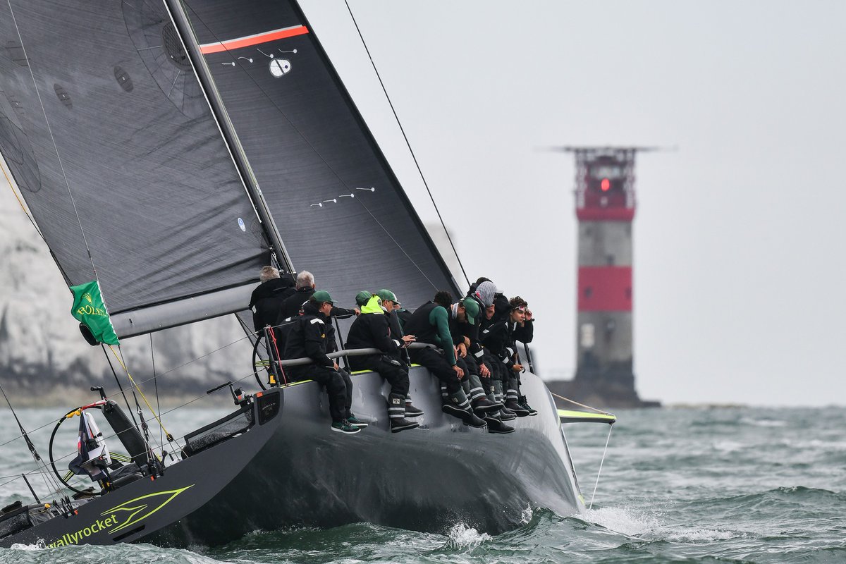 Il ritorno dell'epica Admiral's cup è l'ennesimo segnale che la vela d'altura, ad alto livello, è tornata ed è protagonista di investimenti seri, team preparati e barche bellissime. Gli anni di "spaesamento" della vela coi foil in cerca di un posto (che alla fine non hanno