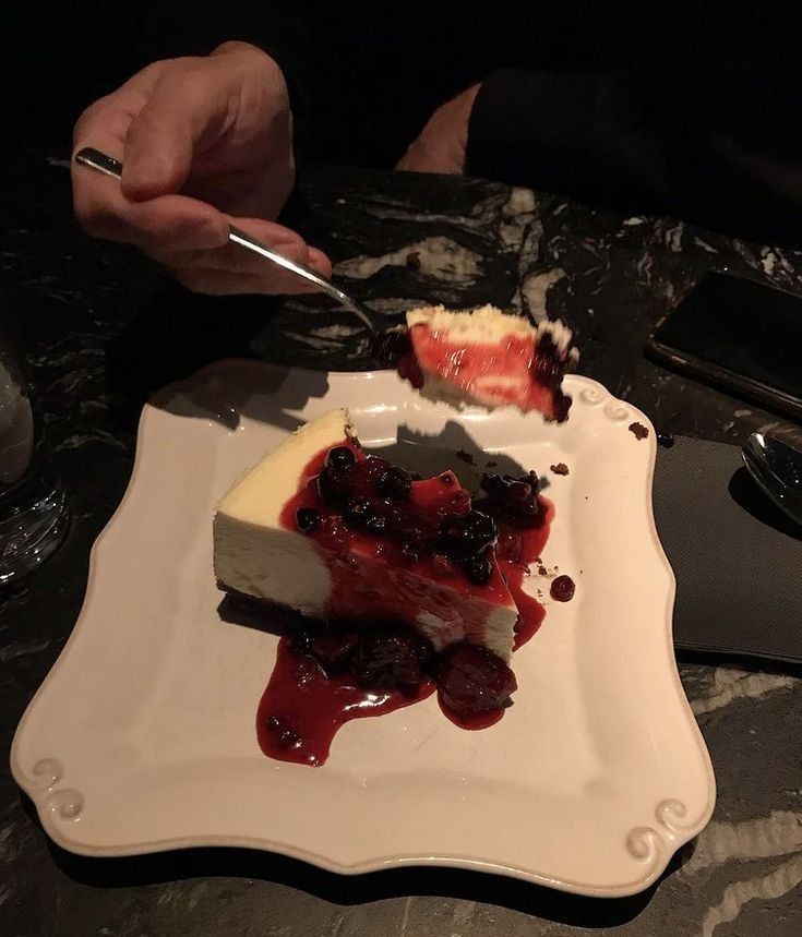 axelionavarro's tweet photo. Malem ini cheesecake date sama mas sayang😋🍰 @DanteVlsc https://t.co/sXLJR4FZCO