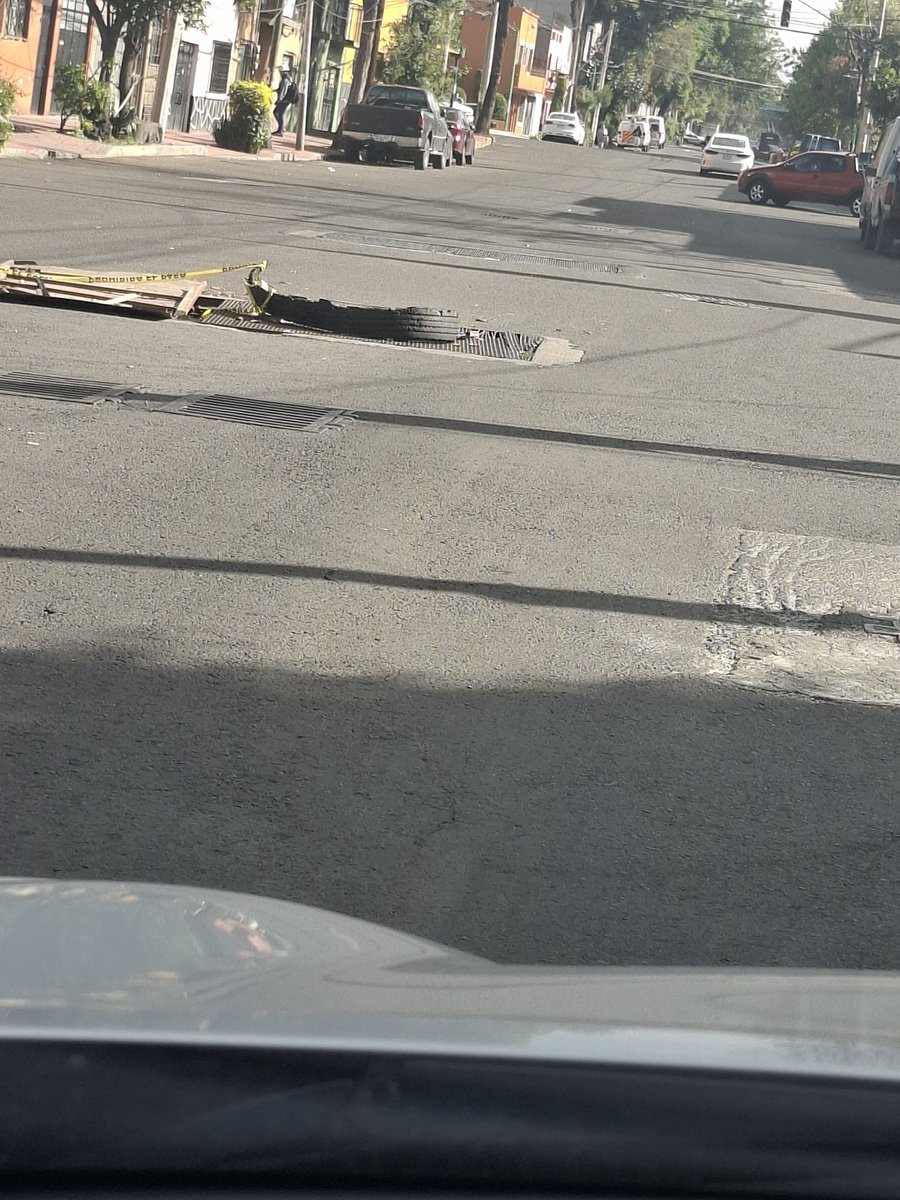 Parcelita2's tweet photo. @SOBSECDMX @C5_CDMX @GobCDMX @AlcCuauhtemocMx @locatel_mx Sigue igual ya hasta los vecinos pusieron algo en la alcantarilla q se undio, en lugar de estar cambiando banquetas QUE NO ERA NECESARIO, pónganse a trabajar en esto, toda esta calle esta llena de hoyos! Segurito tenian compromiso con alguien para cambiar las banquetas$$$$ https://t.co/sUn4xwcFPi