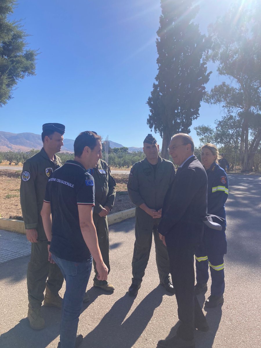 Canadair italiani intervengono contro gli incendi in Grecia

Ιταλικά Canadair επιχειρούν κατά των πυρκαγιών στην Ελλάδα

ambatene.esteri.it/it/news/dall_a…