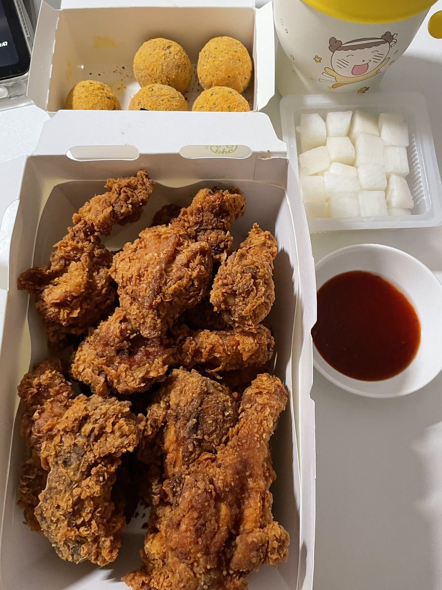 내가 젤 좋아하는 1등 치킨 비에이치씨 핫 후라이드~