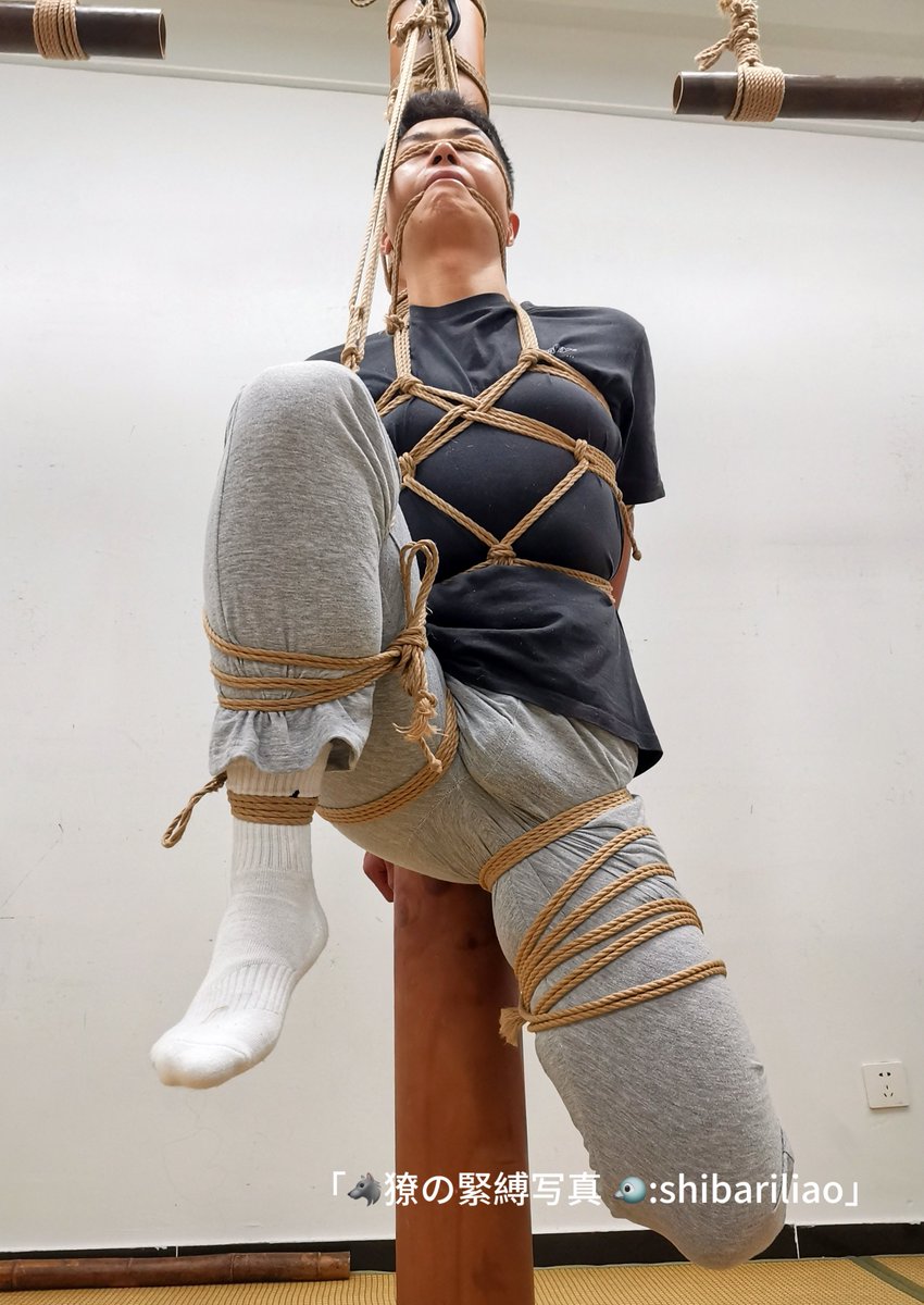 <男大戴着🔐手脚捆紧挂在柱子上才能满足他被控制束缚的欲望😌