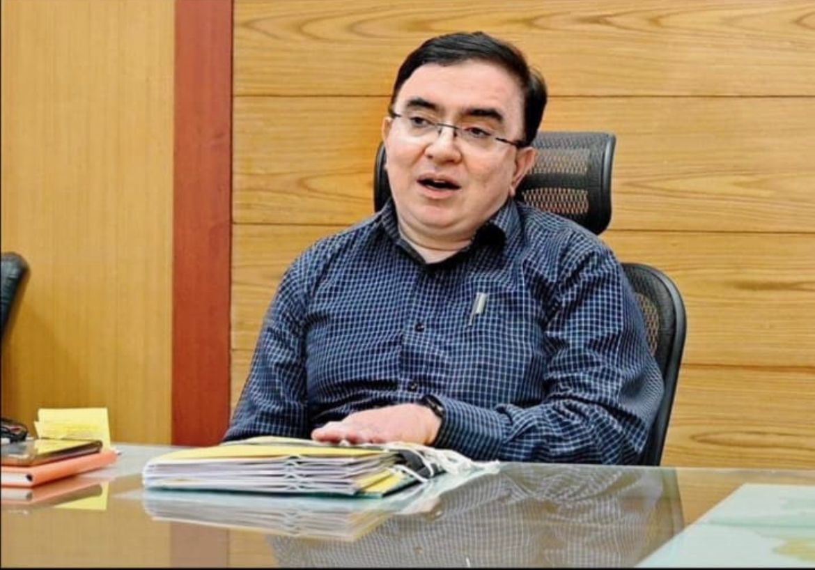 The ED seized ₹1.33 crore in cash and property documents from former VVMC's ex Commissioner Anil Kumar Pawar. He delayed opening the door for an hour, during which the ED suspects key electronic data may have been deleted.