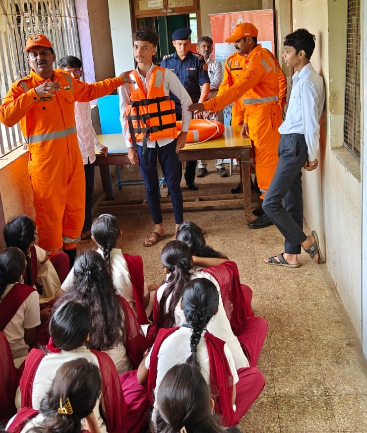 5 NDRF PUNE (@5ndrf) on Twitter photo Team 05BnNDRF
💠 Conducted School Safety Programme
💠 Venue: Sant Tukaram vidyalaya, Dehugaon, Pune(MH)
💠 Participants: Teachers, students
💠 Empowering Teachers & students with essential disaster preparedness skills!
#BePrepared
<a href="/NDRFHQ/">NDRF India I राष्ट्रीय आपदा मोचन बल 🇮🇳</a>
<a href="/ndmaindia/">NDMA India | राष्ट्रीय आपदा प्रबंधन प्राधिकरण 🇮🇳</a>
<a href="/ANI/">ANI</a> Team 05BnNDRF
💠 Conducted School Safety Programme
💠 Venue: Sant Tukaram vidyalaya, Dehugaon, Pune(MH)
💠 Participants: Teachers, students
💠 Empowering Teachers & students with essential disaster preparedness skills!
#BePrepared
<a href="/NDRFHQ/">NDRF India I राष्ट्रीय आपदा मोचन बल 🇮🇳</a>
<a href="/ndmaindia/">NDMA India | राष्ट्रीय आपदा प्रबंधन प्राधिकरण 🇮🇳</a>
<a href="/ANI/">ANI</a>