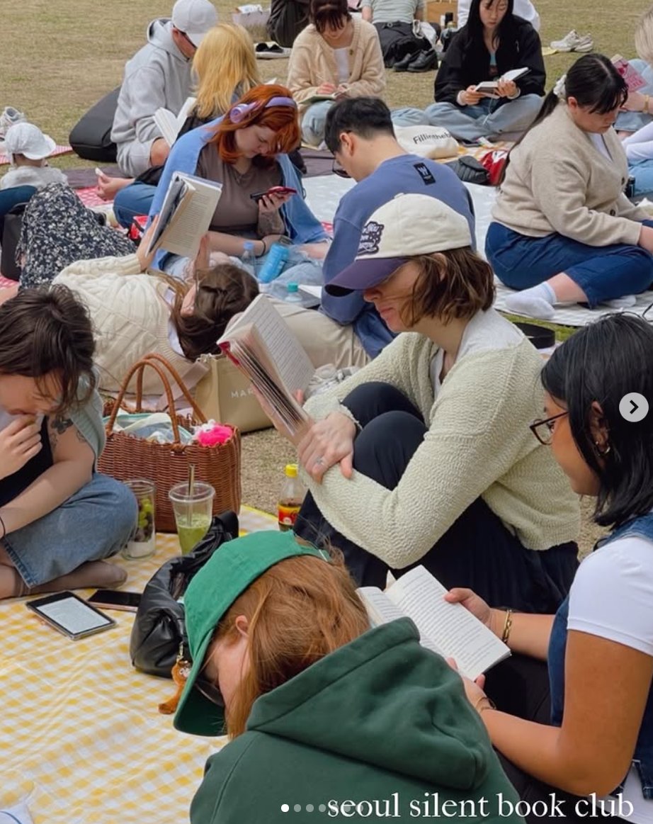 작년 10월경, 서울에도 침묵 독서 클럽(Seoul Silent Book Club)이 생겼다. 2018년경 서울에 온 두 명의 미국인이 주도해 만들었다고. 외국인들이 많지만 한국인도 참여 가능하다고 함. 자신의 책(전자책도 가능)을 가지고 와서 조용히 독서를 즐기고 사람들과 교류할 수 있는 모임이라고. (그래, 여기