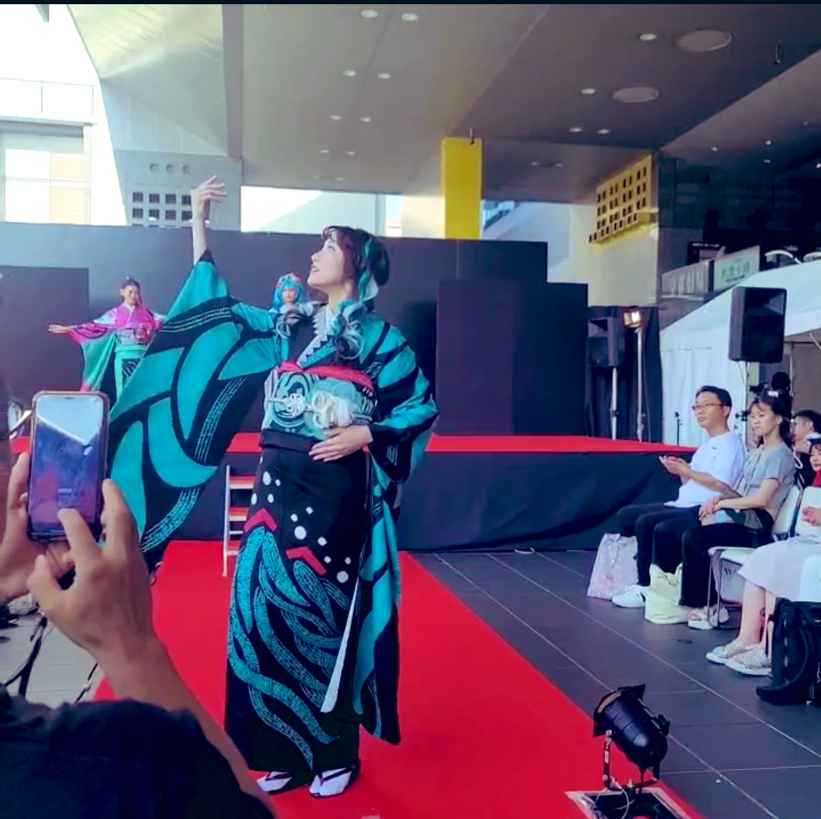 momo_5587's tweet photo. 先日京都で着物ファッションショーに出演させていただきました✨初音ミクとコラボのお着物は素敵でした✨沢山の人に着物の良さ、日本の良さを知ってもらいたい🥰 https://t.co/IewFS3nHv4