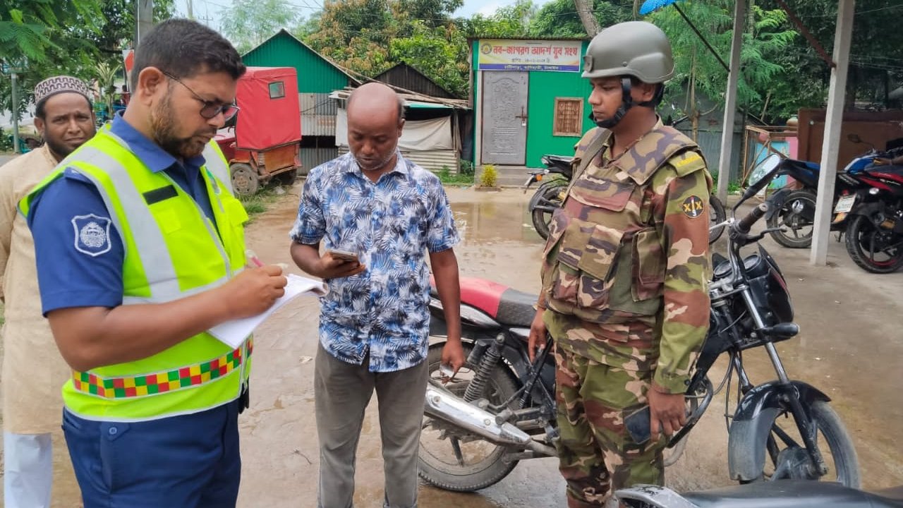 কালিহাতীতে সেনা-পুলিশের যৌথ অভিযানে ১৩ বাইকারকে জরিমানা