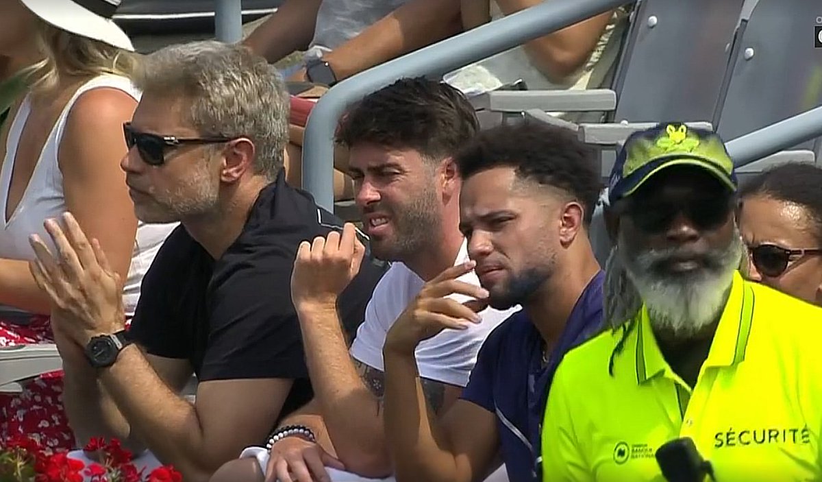 Tomasz Wiktorowski już w boksie Naomi Osaki. Niełatwo będzie się przyzwyczaić 😅 Trwa mecz z Ludmiłą Samsonową w #WTA <a href="/OBNmontreal/">Omnium Banque Nationale</a>. <a href="/przeglad/">Przegląd Sportowy</a> 🎾