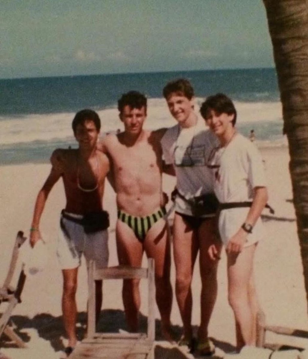 Para os que me chamavam de gordo, olha aí minha barriga tanquinho no início dos anos 1990. Já fica uma prévia aqui se o <a href="/ferreirinha/">Ferreira ⚡️</a> fizer os 10 gols no Tricolor. #craqueneto