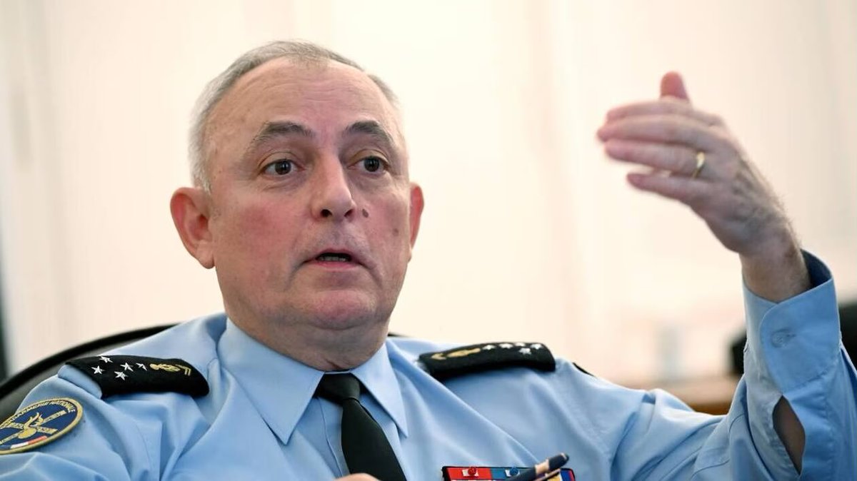 #Interview 🇫🇷 Hubert Bonneau, Directeur Général de la Gendarmerie Nationale est revenu, dans Ouest France, sur les moyens déployés par la #gendarmerie en termes de lutte contre la #délinquance et a dressé le premier bilan de l’année. Son interview ➡️ bit.ly/4oe13LX