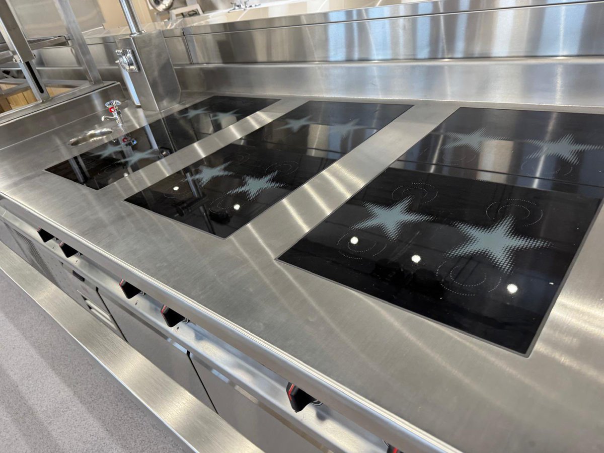 exclusiveranges's tweet image. Check out these incredible photos taken by @exclusiveranges Regional Sales Manager, Mark Cooke of the first of 3 MENU SYSTEM induction cooking ranges installed for @InfoNwce last week. What a beauty! 🔥✨ 

#ExclusiveRanges #MenuSystem #NWCE #Installation
