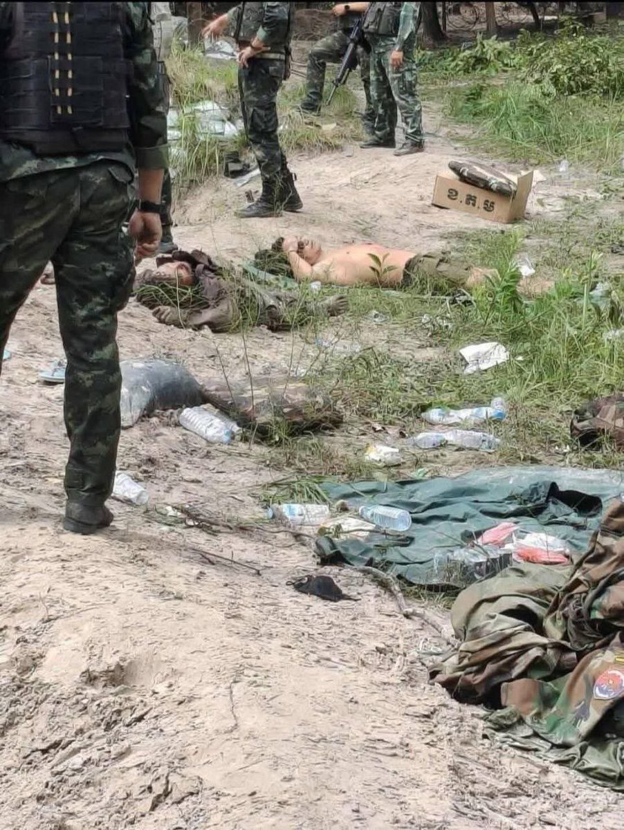 Thai0ffical's tweet photo. Thai soldiers have captured 20 Cambodian soldiers after the ceasefire agreement was reached on 29th July. Thais trick them into thinking that they just want to settle peacefully and take pictures. Cambodia soldiers agreed. But  1 of the Cambodia soldiers escaped.😓 https://t.co/cd1SwR8Thw