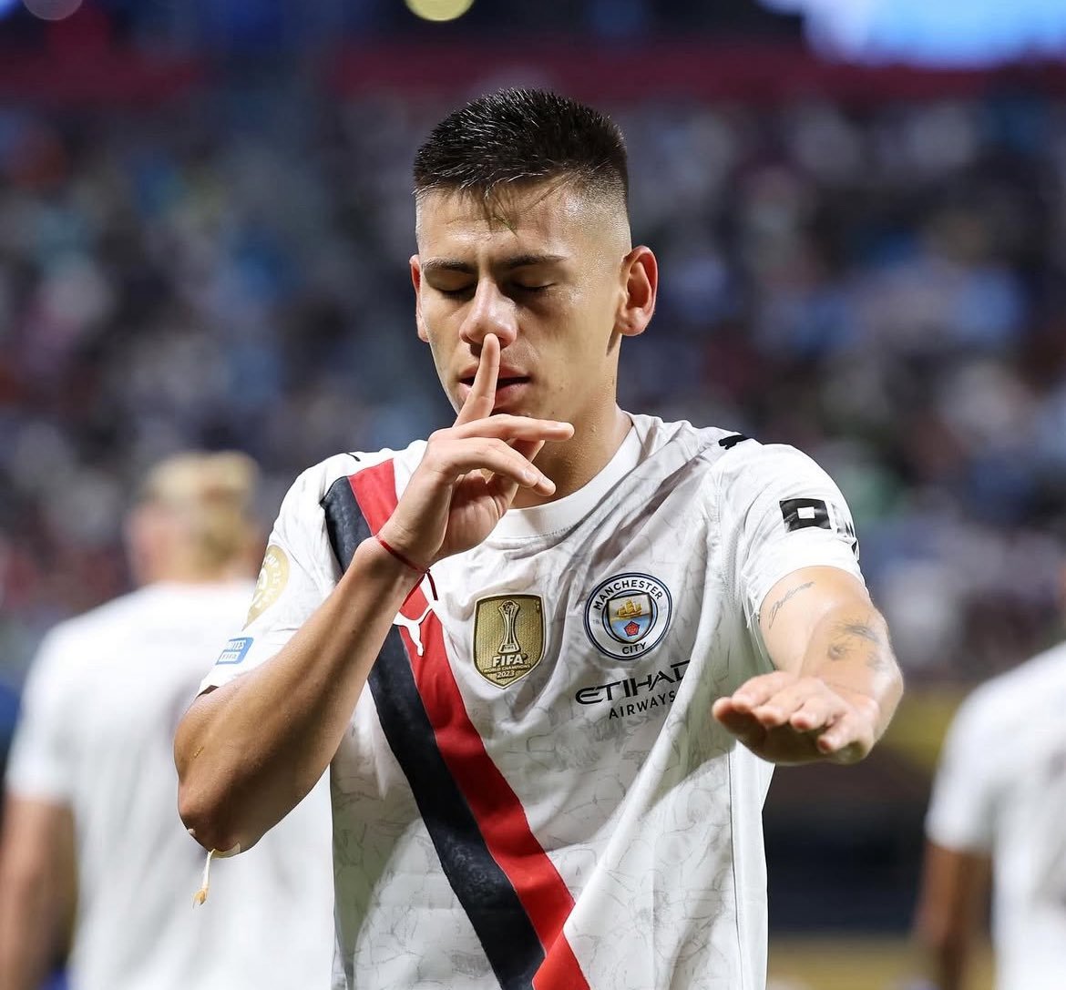 oltsport_'s tweet photo. PLAYER OF THE DAY

CLAUDIO ECHEVERRI
Age: 19
Country: 🇦🇷
Height: 1.71m
Club: Manchester City in 2025
Position: AM/RW
Player role: Creative attacking midfielder, dribbler
Strengths: Dribbling, flair, vision, shooting, close control
Foot: right
Similar type of player: Julian Alvarez (playmaking)
Potential: 9/10