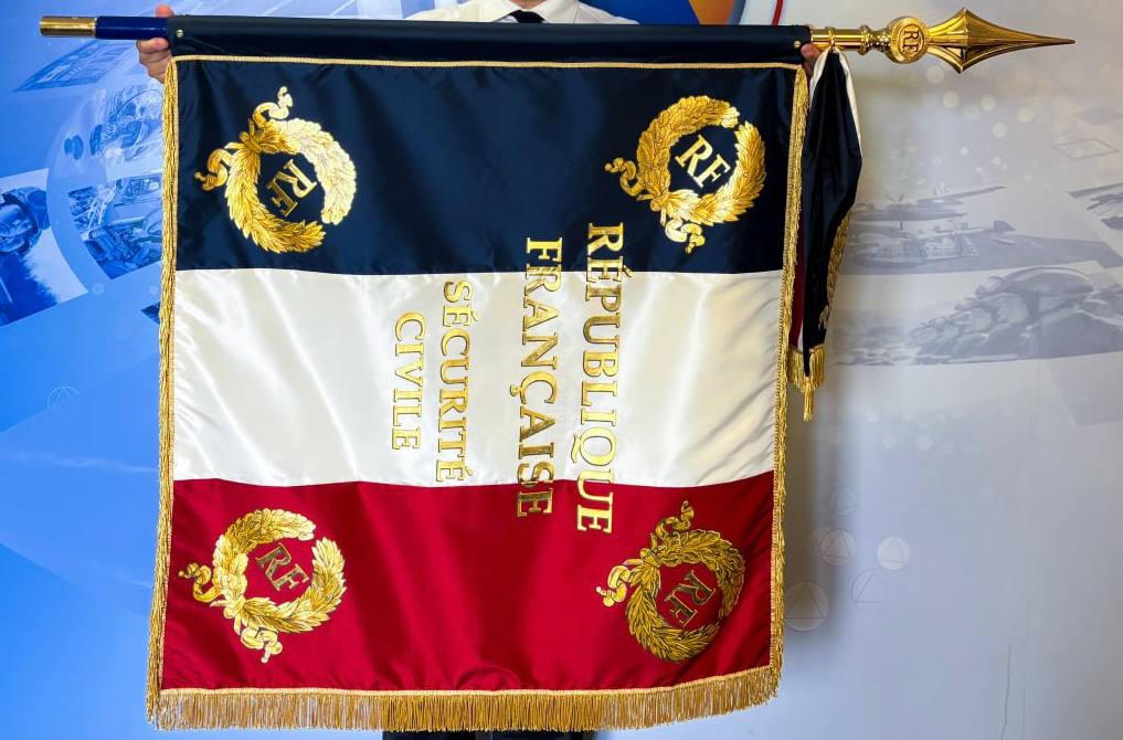 Ce matin, le Journal Officiel publie un décret à la portée symbolique forte :
la Sécurité civile dispose désormais de son drapeau !

Presque 50 ans jour pour jour après la création administrative de la Sécurité civile, cet acte fort marque la pleine reconnaissance de la Sécurité