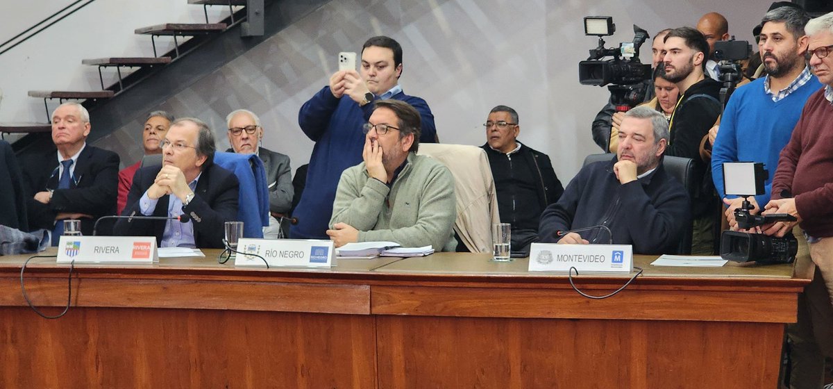 Congreso de Intendentes (@cintendentesuy) on Twitter photo 2° Sesión plenaria, por negociación con el gobierno nacional en lo que respecta a la distribución de fondos para los gobiernos departamentales en el marco de la ley de presupuesto quinquenal. Se contó con la presencia del presidente de la Republica <a href="/OrsiYamandu/">Yamandú Orsi</a> 2° Sesión plenaria, por negociación con el gobierno nacional en lo que respecta a la distribución de fondos para los gobiernos departamentales en el marco de la ley de presupuesto quinquenal. Se contó con la presencia del presidente de la Republica <a href="/OrsiYamandu/">Yamandú Orsi</a>