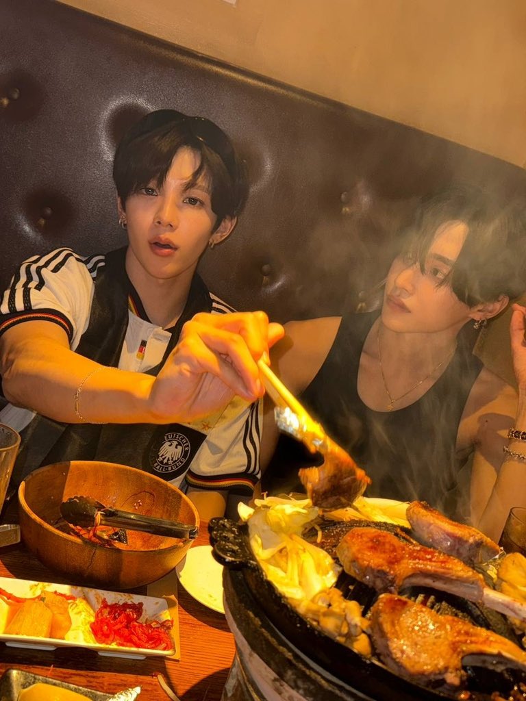sungtaro_'s tweet photo. 그럼 우리 아빠는 막냉이가 엄마 사진 찍어주는 동안
옆에서. https://t.co/PmMKmc4WWn