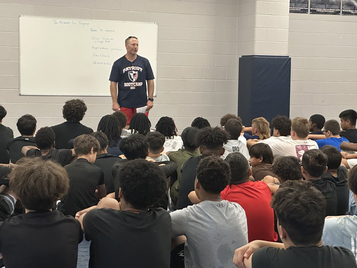 Coach Irvin training up our youth in the way they should go! #EETED👊 #DRDYB
