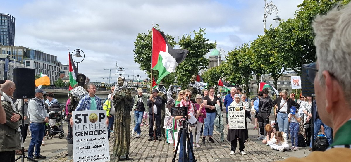 Supported the Dubs for Palestine protest today at the Famine Memorial. 

Mass starvation is being used as a weapon of genocide by Israel.

The Irish Government must implement the Occupied Territories Bill 
Good to chat to Dessie Farrell about on going solidarity for Palestine 🇵🇸